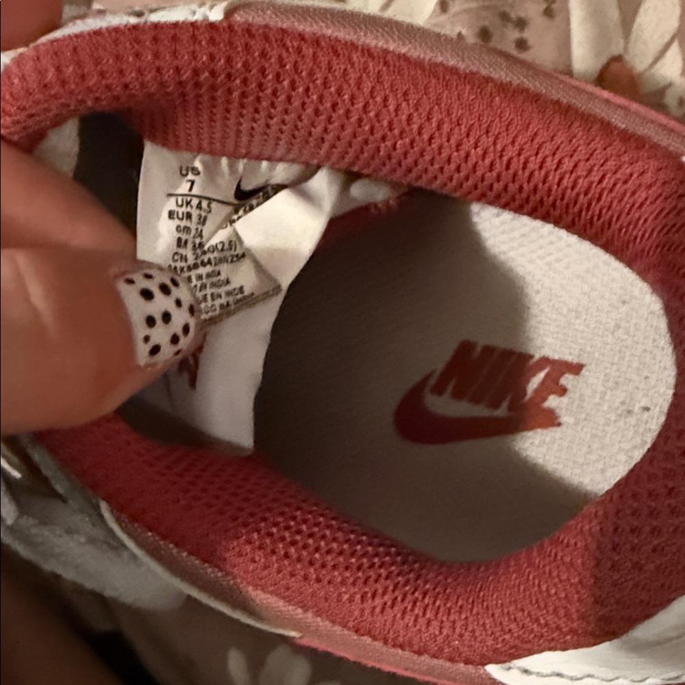 Nike sneakers - Picture 6 of 7